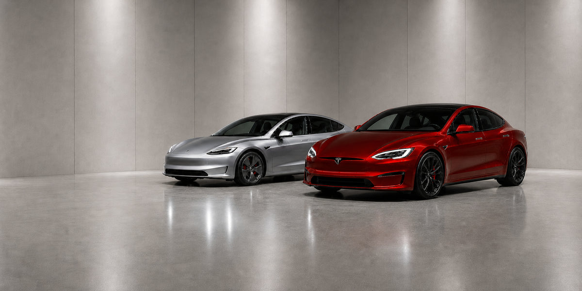 Tummanpunainen Tesla Model S Performance ja harmaa uuden sukupolven Tesla Model 3 Highland vaaleassa modernissa ympäristössä